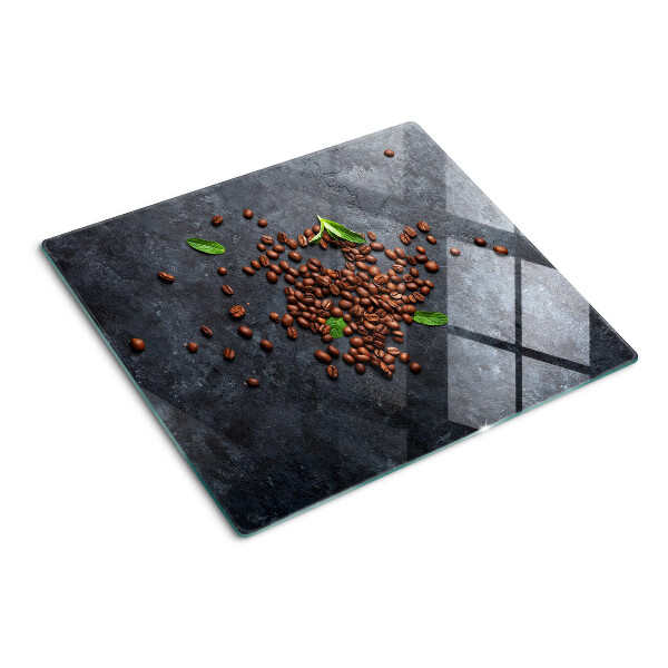 Tocător de bucătărie Boabe de cafea pe un fundal de piatră