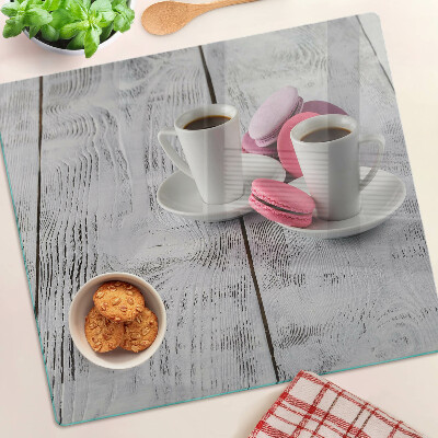Tocător de bucătărie Cafea și macarons pe un fundal de lemn