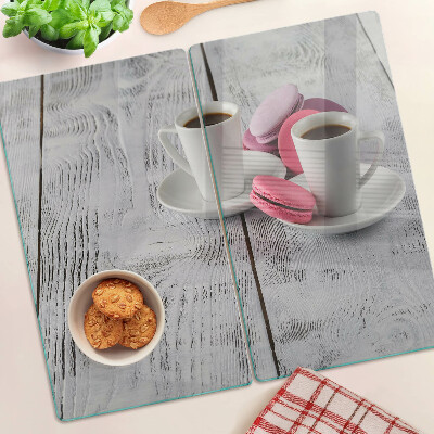 Tocător de bucătărie Cafea și macarons pe un fundal de lemn