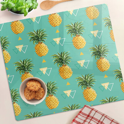 Tocător de bucătărie Ananas pe un fundal turcoaz
