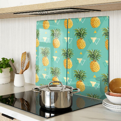 Tocător de bucătărie Ananas pe un fundal turcoaz