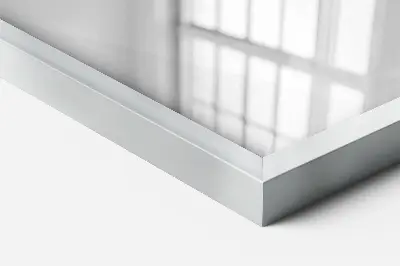 Oglindă de perete cu ramă argintie cu aspect modern