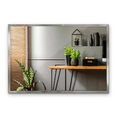 Oglindă de perete cu ramă argintie cu aspect modern