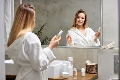 Oglindă de perete cu ramă argintie cu aspect modern