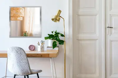 Oglindă de perete cu ramă argintie cu aspect modern