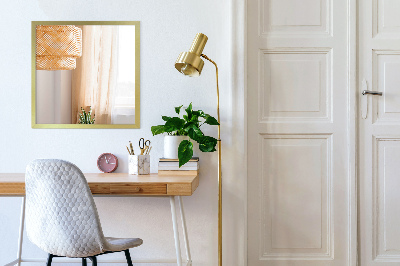 Oglindă de perete cu ramă aurie cu design elegant
