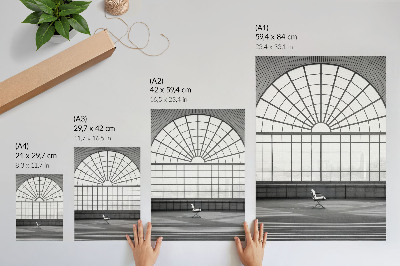 Poster rezistent pentru perete Scaun minimalist cu ferestre arcuite mari.
