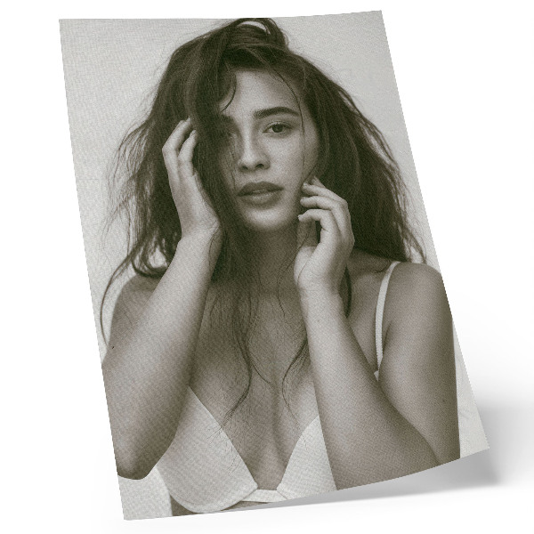 Poster în culori saturate Portret elegant în alb și negru