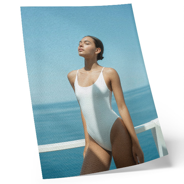 Poster în culori saturate Femeie pe fundalul mării, culori strălucitoare, minimalism