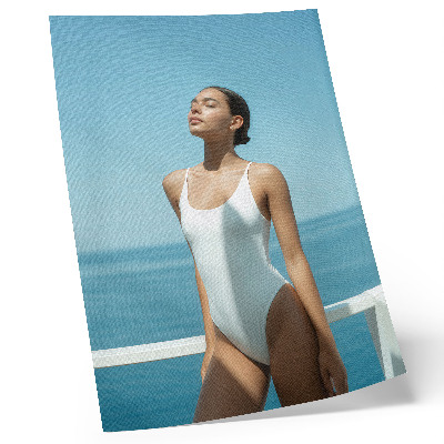Poster în culori saturate Femeie pe fundalul mării, culori strălucitoare, minimalism