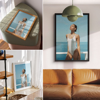 Poster în culori saturate Femeie pe fundalul mării, culori strălucitoare, minimalism