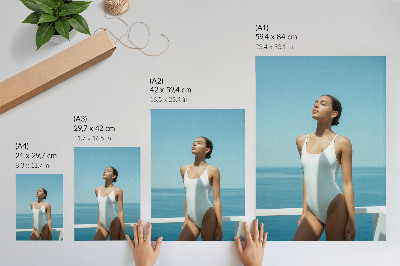 Poster în culori saturate Femeie pe fundalul mării, culori strălucitoare, minimalism