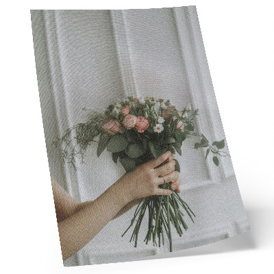 Poster în culori saturate Un buchet de trandafiri pe un perete alb
