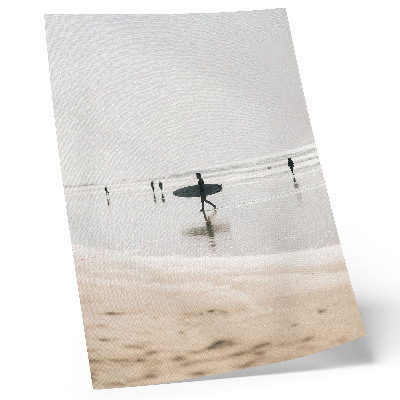Poster în culori saturate Un surfer mergând pe plajă cărând o placă