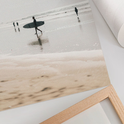 Poster în culori saturate Un surfer mergând pe plajă cărând o placă