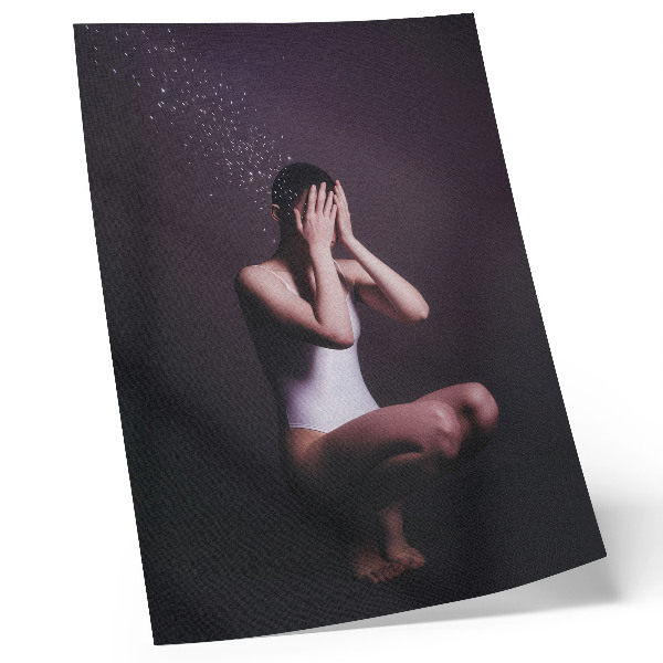 Poster în culori saturate O figură în întuneric cu particule magice