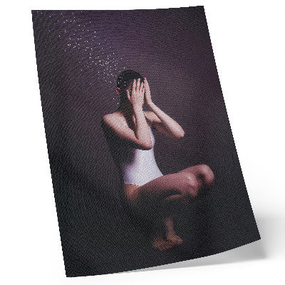 Poster în culori saturate O figură în întuneric cu particule magice