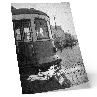 Poster în culori saturate Tramvai alb-negru în centrul orașului