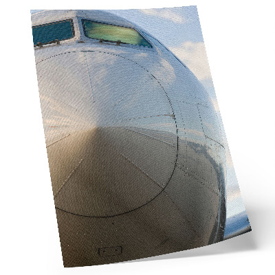 Poster în culori saturate Prim-plan al unui avion elegant cu detalii metalice