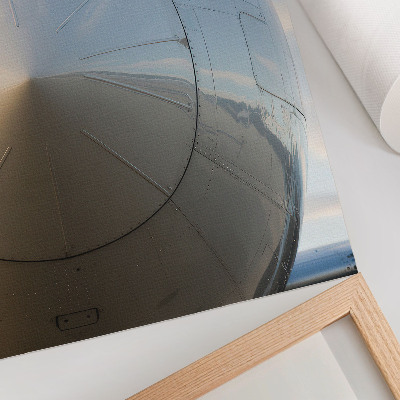 Poster în culori saturate Prim-plan al unui avion elegant cu detalii metalice