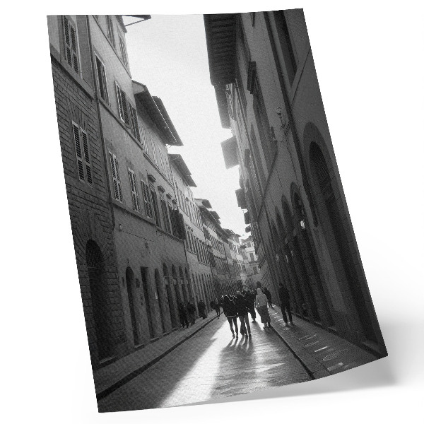 Poster în culori saturate Farmecul monocromatic al unei străzi istorice