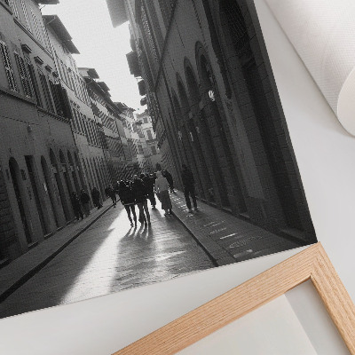 Poster în culori saturate Farmecul monocromatic al unei străzi istorice