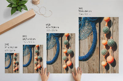 Poster în culori saturate Geamanduri colorate, perete din lemn, accente marine