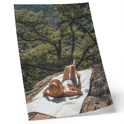 Grafică modernă pe pânză Relaxare pe o stâncă, copaci verzi, pălărie, natură