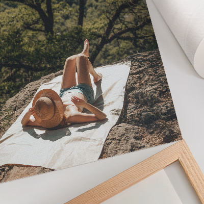Grafică modernă pe pânză Relaxare pe o stâncă, copaci verzi, pălărie, natură