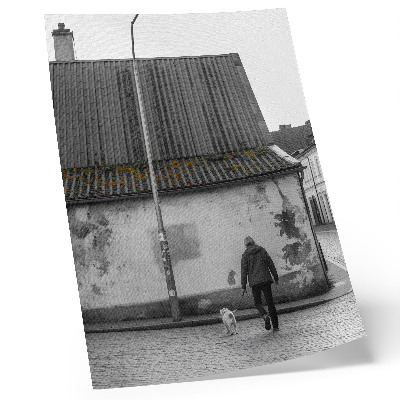 Poster rezistent pentru perete O persoană cu un câine în fața unei clădiri vechi