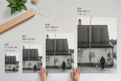 Poster rezistent pentru perete O persoană cu un câine în fața unei clădiri vechi