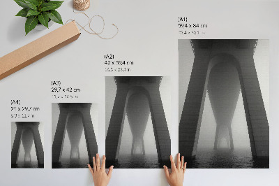 Poster în culori saturate Construcția unui pod în ceață densă lângă apă
