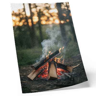 Poster rezistent pentru perete Un foc de tabără pe fundalul pădurii și al fumului