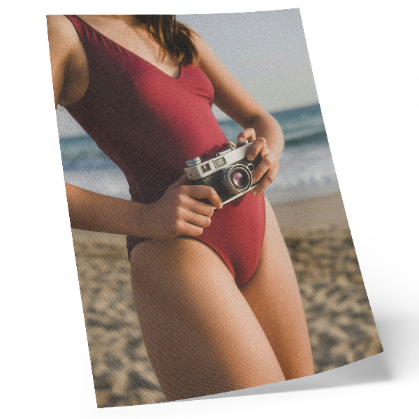 Poster rezistent pentru perete Costum bordo cu atmosferă de plajă, fotografie cu aparat foto