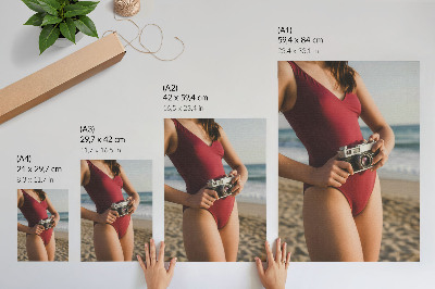 Poster rezistent pentru perete Costum bordo cu atmosferă de plajă, fotografie cu aparat foto