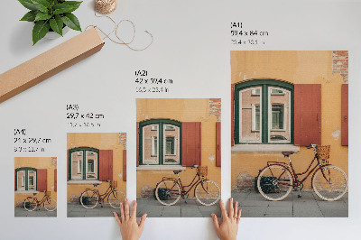 Poster în culori saturate O bicicletă pe fundalul unei fațade retro colorate