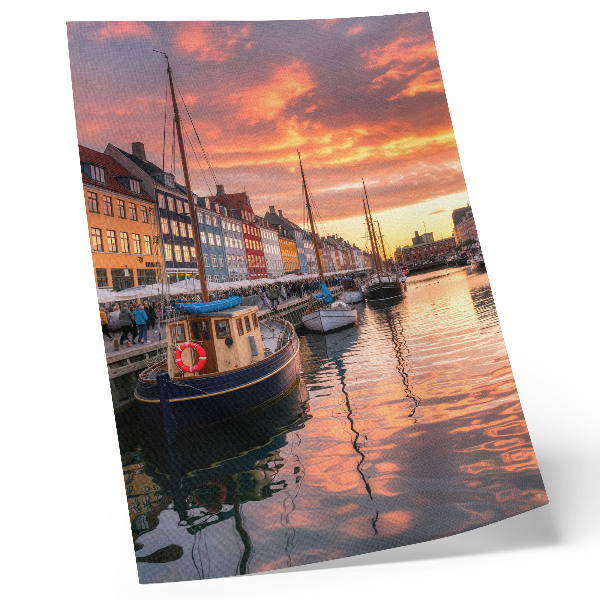 Poster rezistent pentru perete Case de apartamente colorate, reflexii ale apei, căldura cerului