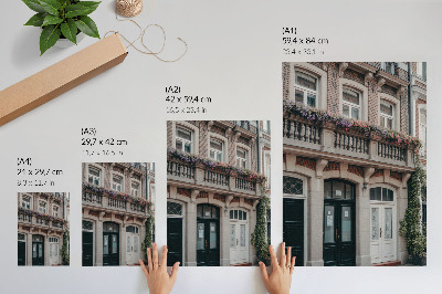 Poster rezistent pentru perete Flori pe balcon, fațadă din cărămidă, stil clasic