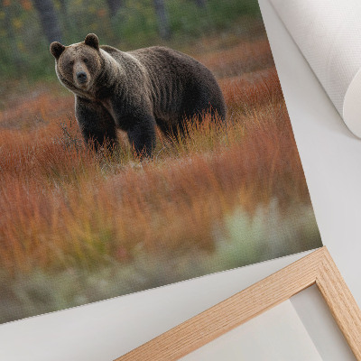 Poster în culori saturate Urs în pădurea de toamnă, naturalețe și pace