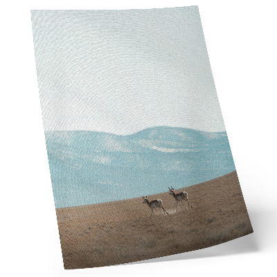 Poster în culori saturate Antilope pe fundalul munților, un spațiu liniștit