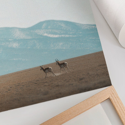 Poster în culori saturate Antilope pe fundalul munților, un spațiu liniștit