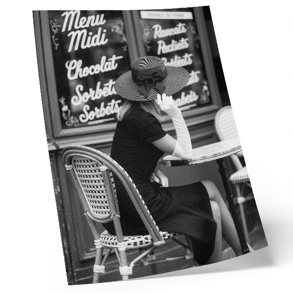 Poster în culori saturate O femeie purtând o pălărie la o masă într-o cafenea
