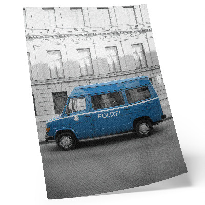 Poster în culori saturate O mașină de poliție albastră cu o clădire în fundal