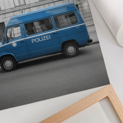 Poster în culori saturate O mașină de poliție albastră cu o clădire în fundal