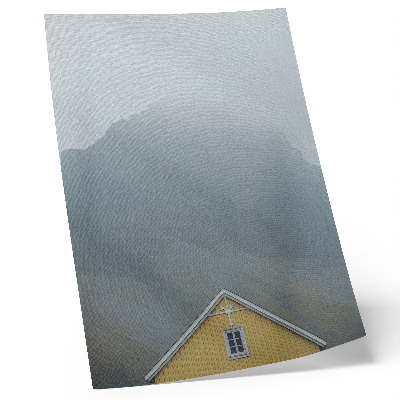 Poster în culori saturate Casa galbenă, ceață, munți, atmosferă liniștită