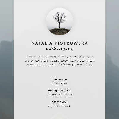 Poster în culori saturate Casa galbenă, ceață, munți, atmosferă liniștită