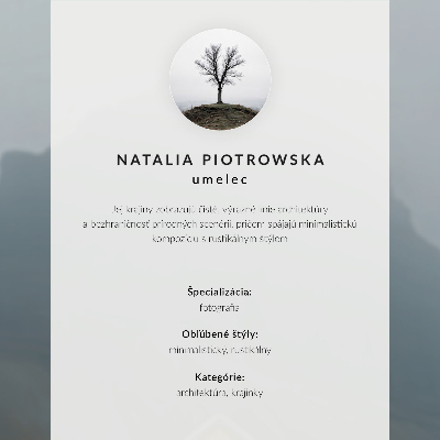 Poster în culori saturate Casa galbenă, ceață, munți, atmosferă liniștită