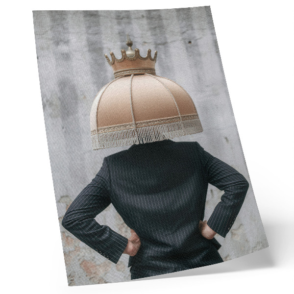 Poster în culori saturate Un abajur rafinat, un costum elegant, un contrast de texturi