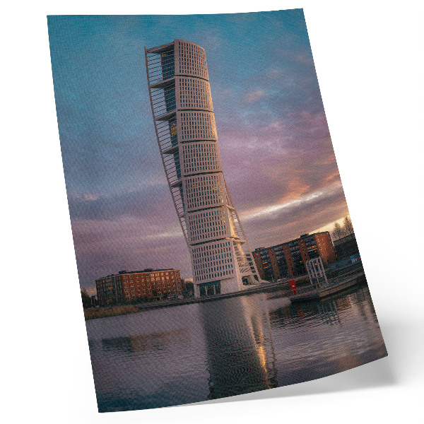 Poster rezistent pentru perete Un turn modern pe fundalul apusului de soare