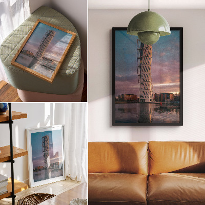 Poster rezistent pentru perete Un turn modern pe fundalul apusului de soare